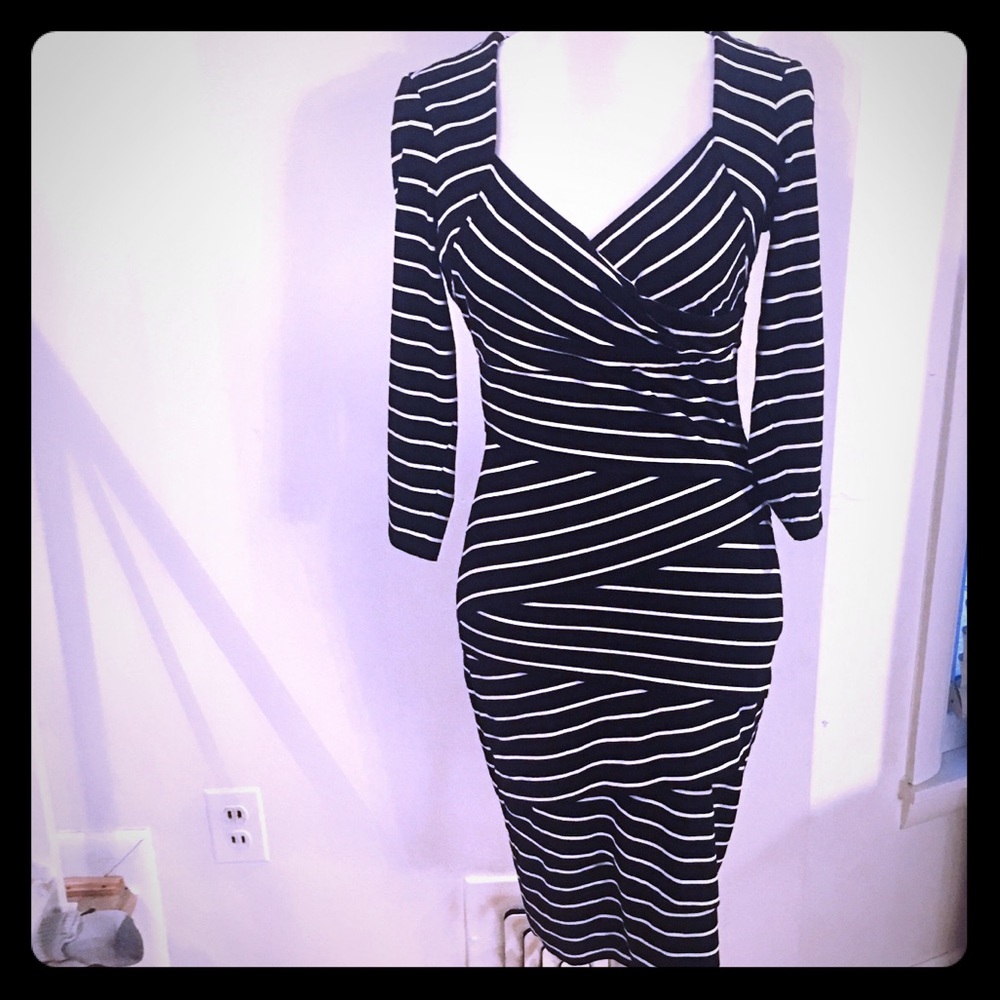 Sexy Slimming WHBM Black White Dress Size 6